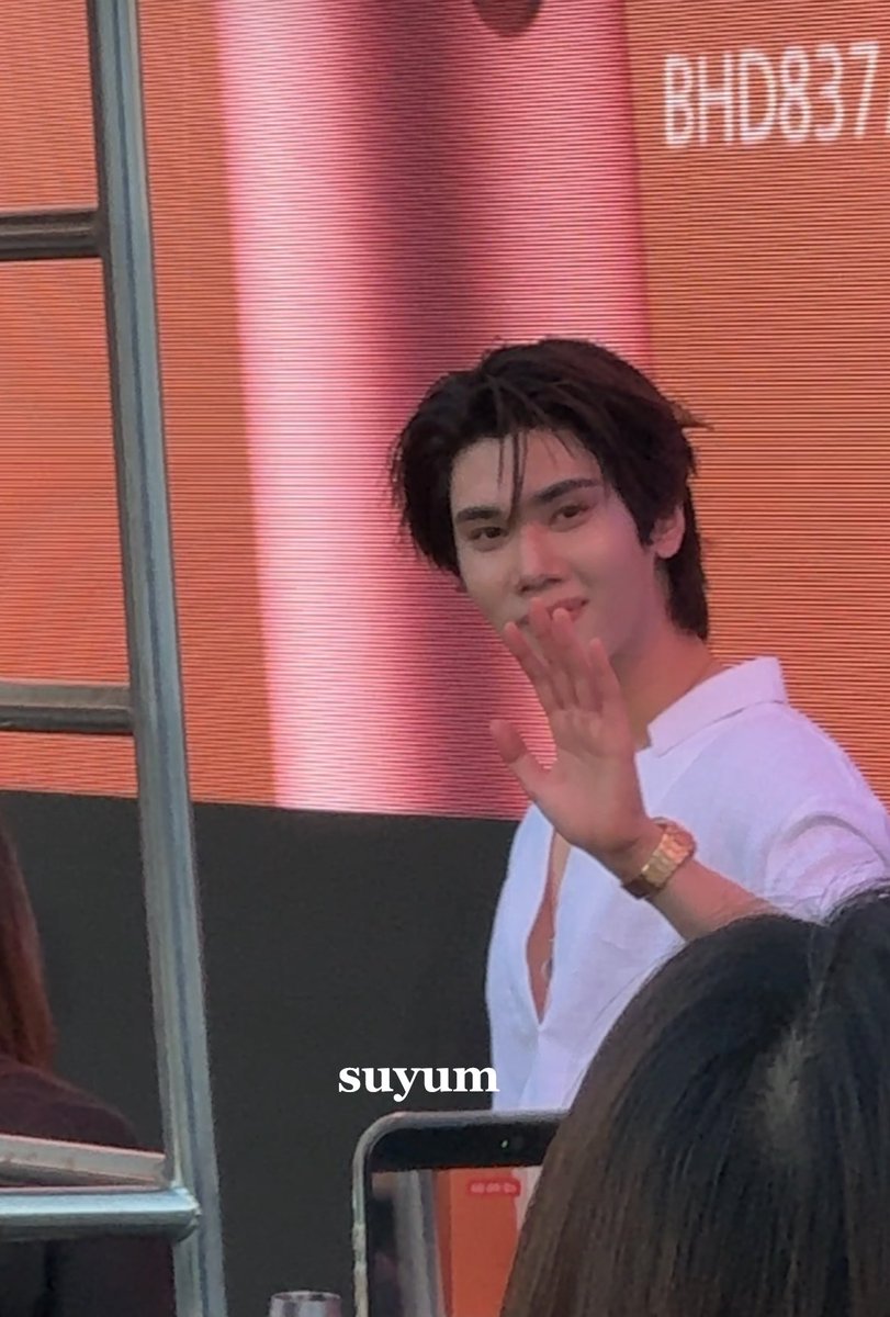 ___suysuy___'s tweet photo. So sweet~ waving to the fans🤏🏼💕

DUNK HEIDIS SECRET EFW26
#DunkatEFW26ICONSIAM 
#dunknatachai https://t.co/zlxsN8yUuJ