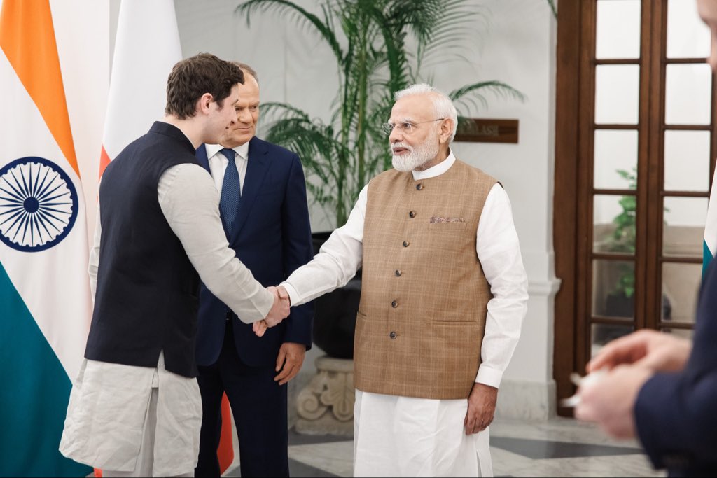 rmodrzewski's tweet photo. Miałem okazję być częścią delegacji biznesowej towarzyszącej wizycie premiera @donaldtusk w Indiach. Polska i Indie pogłębiają współpracę m. in. w obronności i kosmosie. Potężny rynek, ogromne możliwości dla polskich firm. Dziękuję za zaproszenie. https://t.co/NAN0EfYvw1