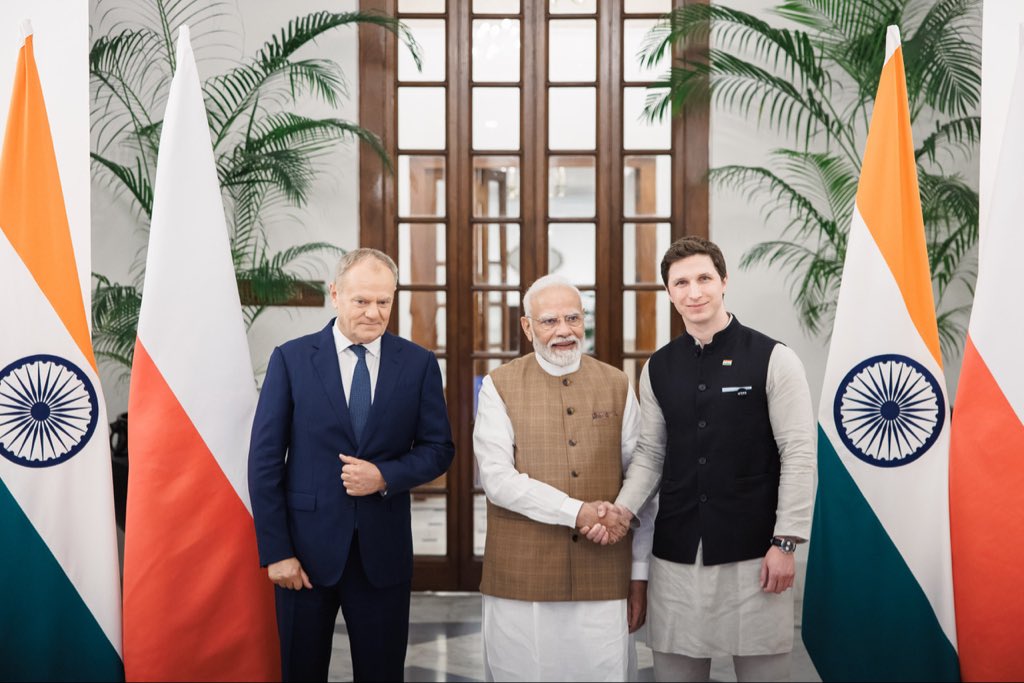 rmodrzewski's tweet photo. Miałem okazję być częścią delegacji biznesowej towarzyszącej wizycie premiera @donaldtusk w Indiach. Polska i Indie pogłębiają współpracę m. in. w obronności i kosmosie. Potężny rynek, ogromne możliwości dla polskich firm. Dziękuję za zaproszenie. https://t.co/NAN0EfYvw1