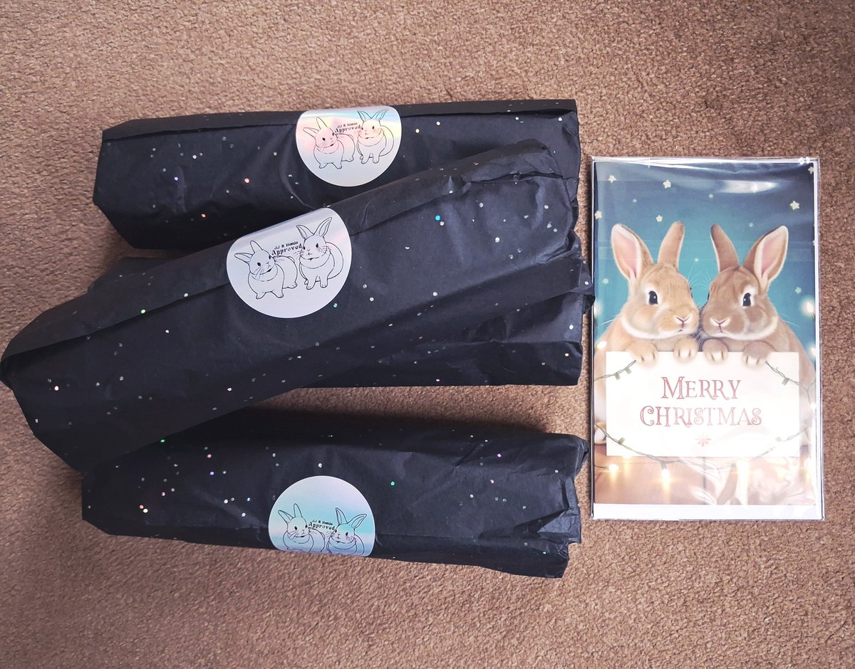 mpmeg's tweet photo. These are generous size crackers and come wrapped. I have decided to keep them wrapped as 3 of the 4 are for others and can go in stockings instead of on the table. Yes Christmas shopping has started 😁 https://t.co/aHYUqsMpPj