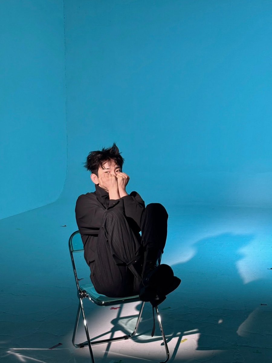 everlovejy's tweet photo. jinyoung posed CODE# photoshoot behind the scenes

#### https://t.co/figavD7laq