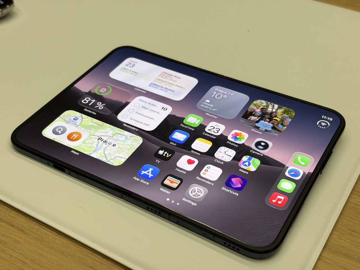 imatrix's tweet photo. Absolutne prvni dojmy z iPhone Duo? Its fucking amazing! Jako toho prodaji na tuny. Na druhou stranu, uz nejsou moc potreba tablety, ta velikost je pefektni.

Pokud mate nejake otazky, tak piste, samozrejme to poradne otestuji i pro AI vyvoj a praci. https://t.co/CUdT7MMviU