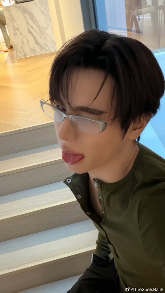 afterlatery's tweet photo. คุณอาทิตย์แต่งตัวอะไรเนี่ย! แต่งอีกนะ! 🫠

( #bankartit ) https://t.co/dclf8mJQkK