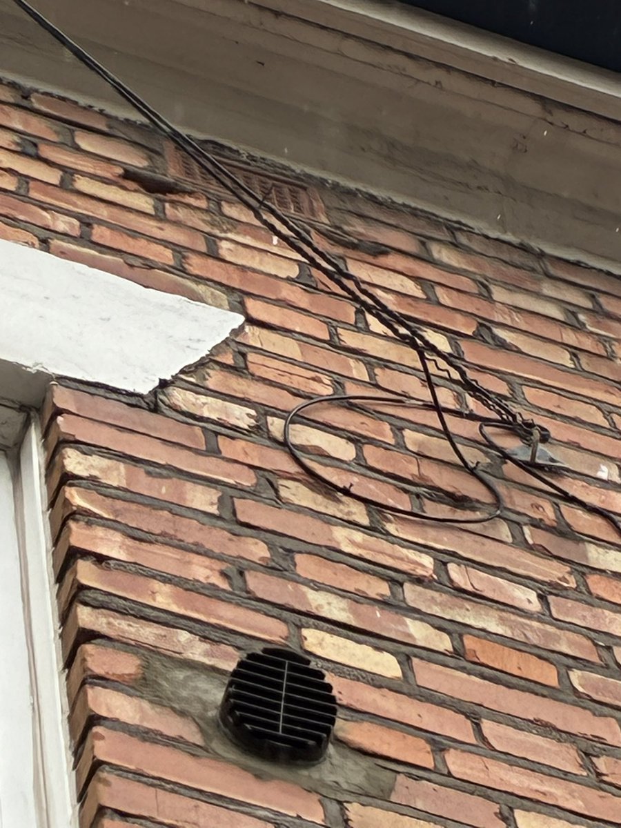 seanyedgar1994's tweet photo. @WeAreOpenreach Hi if lines are twisted is that safe? https://t.co/20JXyDmC0C