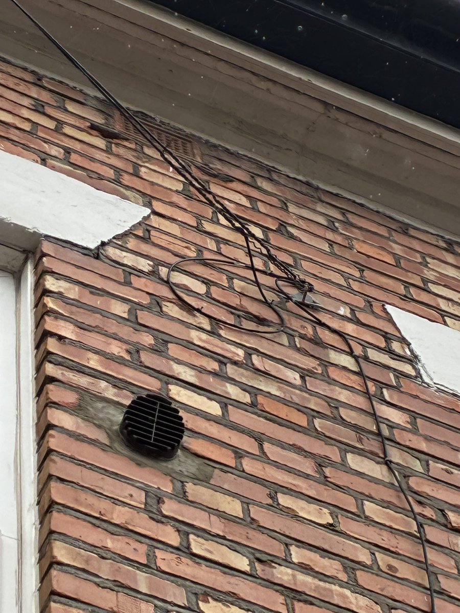 seanyedgar1994's tweet photo. @WeAreOpenreach Hi if lines are twisted is that safe? https://t.co/20JXyDmC0C