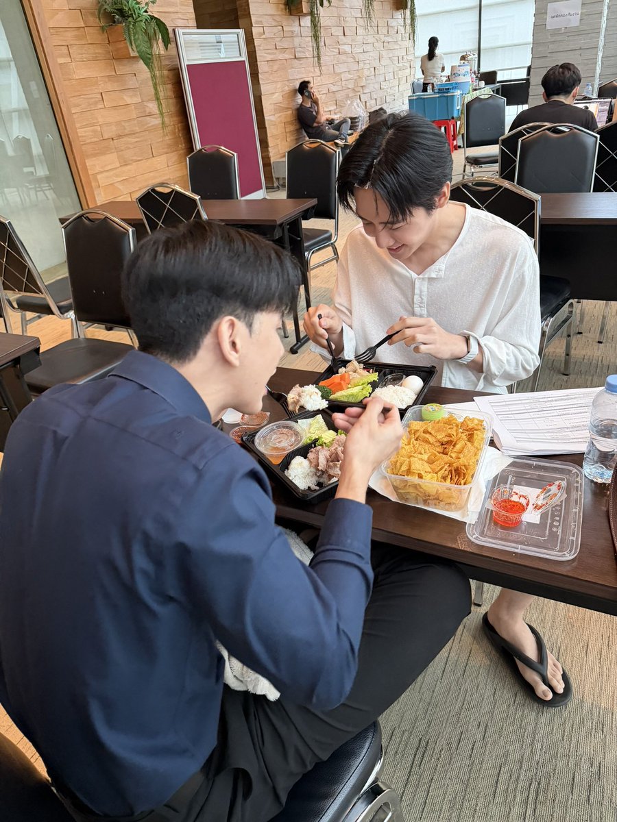 kwangg28's tweet photo. หน้าตาอิ่มสุกกินไปยิ้มไป😂

#MSIWAT 
#bonnadol https://t.co/S61IMYR8IN