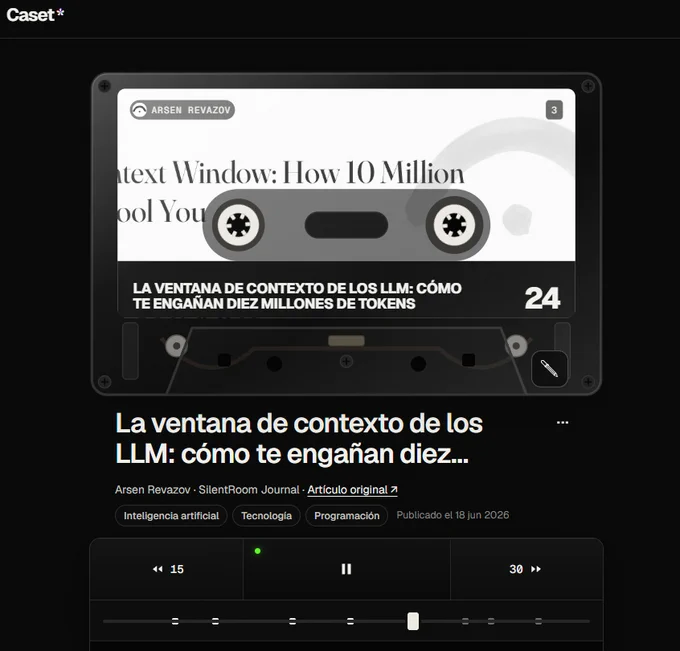 Pantalla del reproductor de Caset*. Destaca una gran ilustración de una cinta de casete negra y gris, con dos bobinas y la etiqueta del artículo «La ventana de contexto de los LLM: cómo te engañan diez millones de tokens». Debajo aparecen el título, autor, etiquetas temáticas y controles de audio con pausa, saltos de 15 y 30 segundos y barra de progreso.