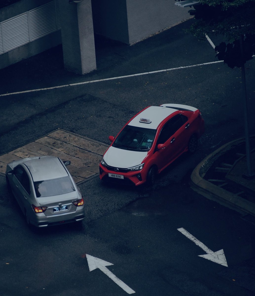 fushige2026's tweet photo. 城市暗调：白色箭头｜红色出租车

图｜富士哥 https://t.co/NE9YClkhcf