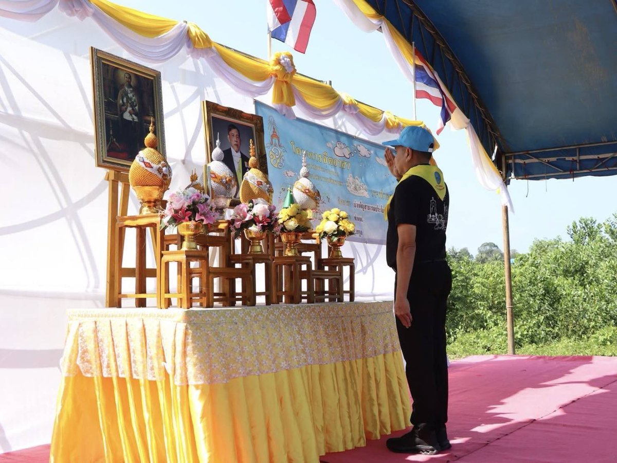 RTARF_PR's tweet photo. เมื่อวันพฤหัสบดีที่ 22 ตุลาคม พ.ศ. 2569 กองทัพไทย โดย หน่วยพัฒนาการเคลื่อนที่ 45 สำนักงานพัฒนาภาค 4 หน่วยบัญชาการทหารพัฒนา จัดจิตอาสาของหน่วย ร่วมกับส่วนราชการ และประชาชนจิตอาสาในพื้นที่ ปล่อยพันธุ์ปลาน้ำจืดลงสู่แหล่งน้ำสาธารณะ ทำความสะอาด เก็บกวาดเศษขยะ เศษใบไม้ กิ่งไม้ กำจัดวัชพืช และปรับปรุงภูมิทัศน์บริเวณ โรงพยาบาลส่งเสริมสุขภาพตำบลท่าเรือ เพื่อให้เกิดความสะอาด สวยงาม เป็นระเบียบเรียบร้อย เนื่องในวันปิยมหาราช โดยมี นายนพพร  หนูเพชร ปลัดจังหวัดสตูล เป็นประธาน ณ บริเวณคลองกลางนา และ โรงพยาบาลส่งเสริมสุขภาพตำบลท่าเรือ อำเภอท่าแพ จังหวัดสตูล

#oneteamทัพไทย
#จิตอาสา
#จิตอาสาพระราชทาน
#นทพ
#กองทัพไทย