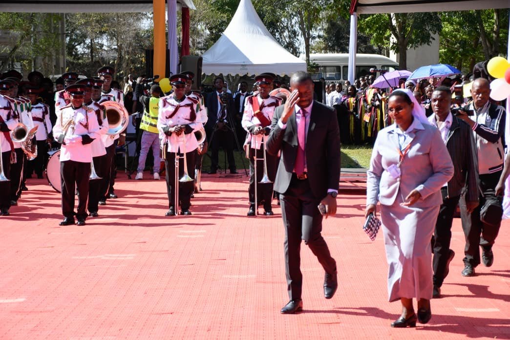 Omarehudson97's tweet photo. SIFUNA was the Chief Guest at the Catholic University graduation ceremony today,good Lord,when we tell you there will be signs hamsiki,imagine a role reserved for only the president as chief guest at a university graduation Sifuna anapewa that honour,Ruto,Wanga will not believe https://t.co/ITvZpNUhkp