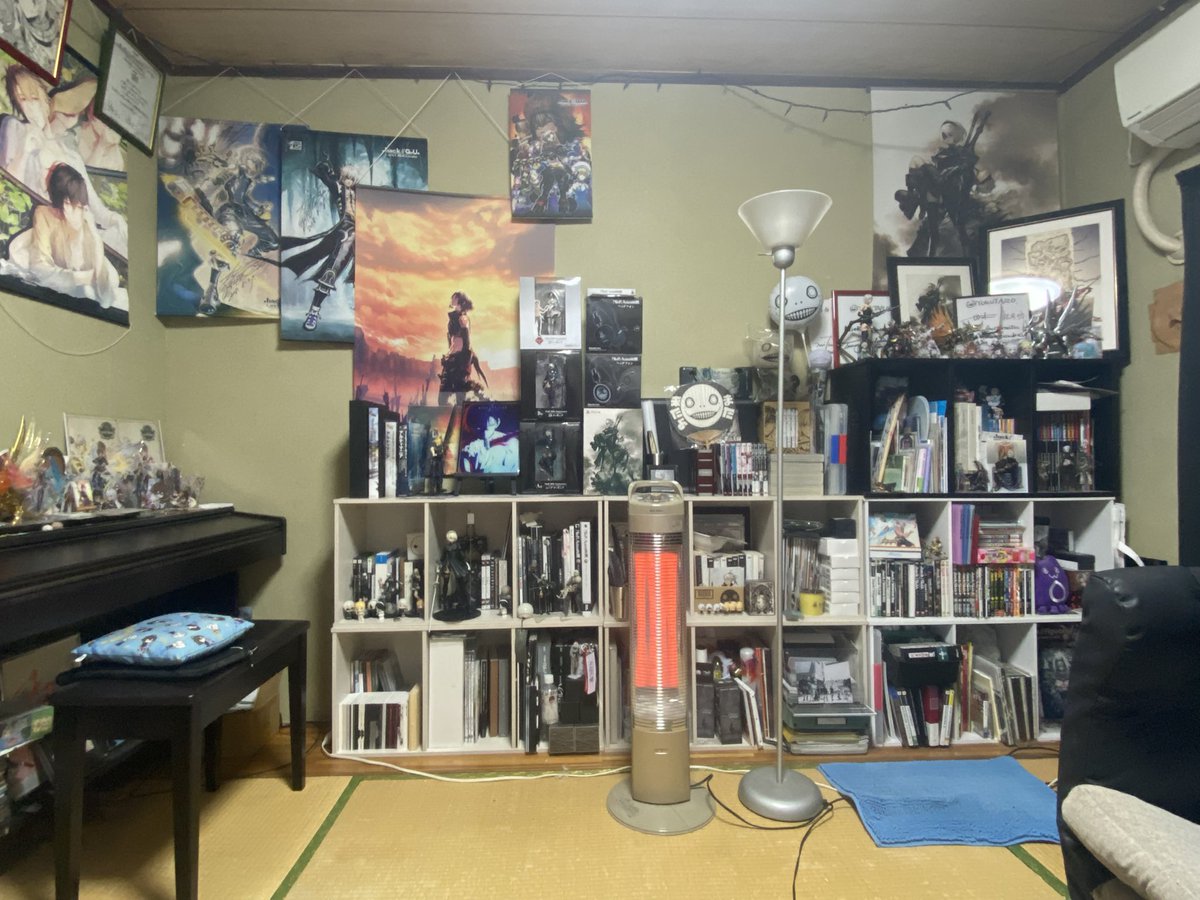 RekkaAlexiel's tweet photo. 私は確かに「外国人」なんですが、この２０年以上日本在留してきて、本棚に並んだ商品をどうぞご覧いただければと思います。

こちらはちょっと古い写真で、2024年12月に撮った写真ですが、それでも良いだろうかと思います。

もう２度とこのようなくだらない発言をしないように祈っております。 https://t.co/ziVyFDRYVT