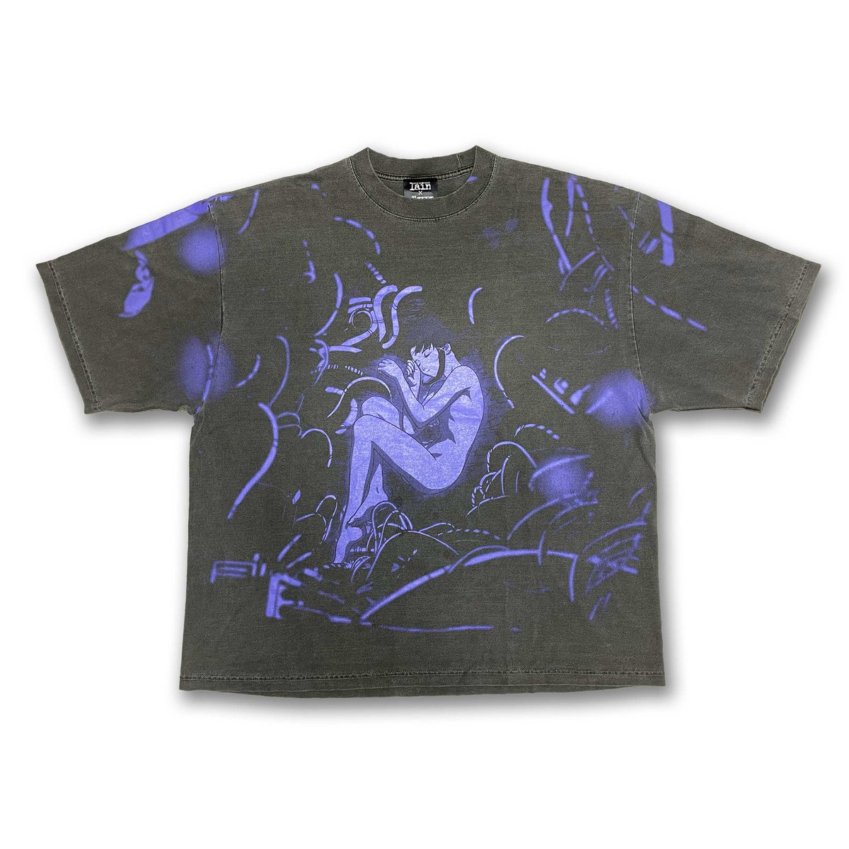 messa_store's tweet photo. 【New Arrival】
Distant Night ドロップショルダーTシャツ

現在映像化されている円盤や配信ではserial experiments lainのエンディングはカラーになっていますが、1998年のTV放送当時はモノクロで放送されていました。

今回はそのエンディングシーンをフィーチャーし、1メートル角の超特大シルクプリント版を使用して、Tシャツ全面にプリントしたTシャツです。

通常シルエットのTシャツよりもプリント面積が広いビッグシルエットボディを採用し、通常Tシャツでは印刷できなかった箇所にもプリントを施しています。

背面には、98年の放送当時、エンディング終了後に流れていた提供画面に表示されていた「serial experiments make me sad, make me mod, make me feel alright?」の文字をそのままデザインしています。

ボディは7.5 ozのスーパーヘビーな生地感に太い首リブの仕様という特徴に加え、大胆なボックスシルエット、さらにガーメントダイ（ピグメント染め）加工を施した「個性的なスタイル」の一枚。
ヴィンテージウェアのような独特の色合いと風合いが特徴で、一点ごとに色味や表情が異なります。

また、着用や洗濯を重ねることで色落ちや経年変化が生じます。加工の特性としてご理解いただき、味わいの変化をお楽しみください。

※ボディやプリントの風合いには若干の個体差があります。
※プリントの風合いには若干の個体差がある場合がございます。
予めご了承くださいませ。
※全面プリントの技法上、縫い目や脇下部分にカスレやプリント切れが生じます。

【商品概要】
Distant Night ドロップショルダーTシャツ
カラー:ブラック、スミ
サイズ展開：M～XXL
販売価格:¥9,680（税込）

本商品は10/31～11/5の期間ラフォーレ原宿 2F CONTAINERにて開催される『beauty:beast 35th Anniversary Pop-Up Store』内のmessaブースにて先行販売を行います。

 ━━━━━━━━━━━━━━━━━━━ 
■ 開催概要 
【beauty:beast 35th Anniversary Pop-Up Store @laforetharajuku】 
会期：2026年10月31日(金) 〜 11月5日(水) ［6日間限定］ 
会場：ラフォーレ原宿 2F CONTAINER（東京都渋谷区神宮前1-11-6） 
━━━━━━━━━━━━━━━━━━━
会期終了後に一般販売を開始いたします。

https://t.co/yzEkqCkQbJ

#serialexperimentslain #lain  #messastore #メッサストア
