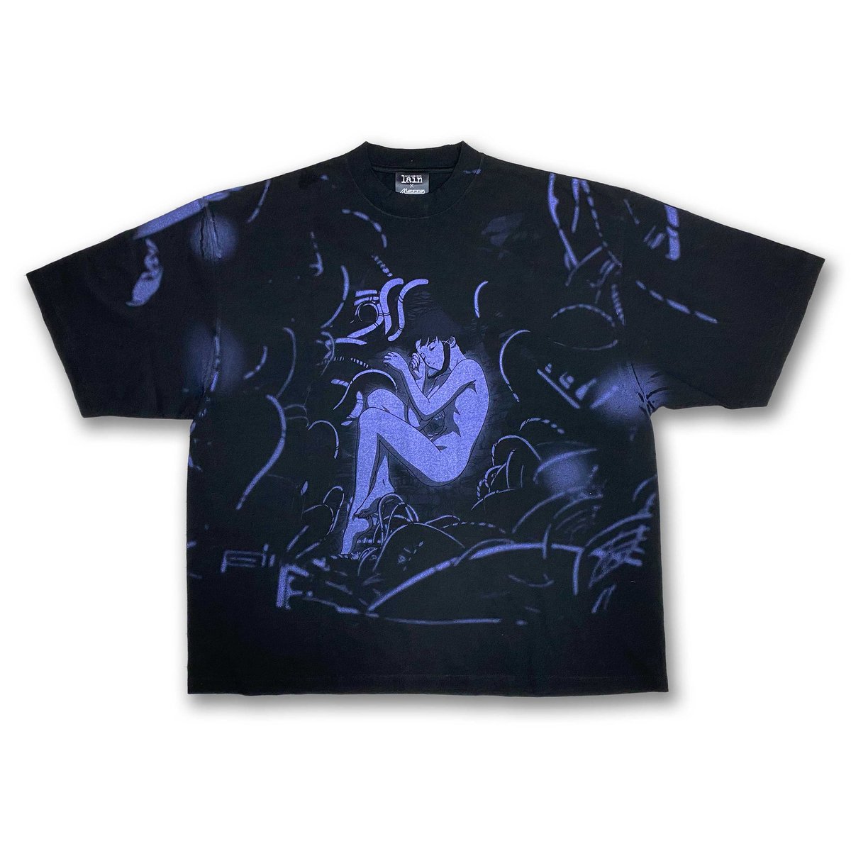messa_store's tweet photo. 【New Arrival】
Distant Night ドロップショルダーTシャツ

現在映像化されている円盤や配信ではserial experiments lainのエンディングはカラーになっていますが、1998年のTV放送当時はモノクロで放送されていました。

今回はそのエンディングシーンをフィーチャーし、1メートル角の超特大シルクプリント版を使用して、Tシャツ全面にプリントしたTシャツです。

通常シルエットのTシャツよりもプリント面積が広いビッグシルエットボディを採用し、通常Tシャツでは印刷できなかった箇所にもプリントを施しています。

背面には、98年の放送当時、エンディング終了後に流れていた提供画面に表示されていた「serial experiments make me sad, make me mod, make me feel alright?」の文字をそのままデザインしています。

ボディは7.5 ozのスーパーヘビーな生地感に太い首リブの仕様という特徴に加え、大胆なボックスシルエット、さらにガーメントダイ（ピグメント染め）加工を施した「個性的なスタイル」の一枚。
ヴィンテージウェアのような独特の色合いと風合いが特徴で、一点ごとに色味や表情が異なります。

また、着用や洗濯を重ねることで色落ちや経年変化が生じます。加工の特性としてご理解いただき、味わいの変化をお楽しみください。

※ボディやプリントの風合いには若干の個体差があります。
※プリントの風合いには若干の個体差がある場合がございます。
予めご了承くださいませ。
※全面プリントの技法上、縫い目や脇下部分にカスレやプリント切れが生じます。

【商品概要】
Distant Night ドロップショルダーTシャツ
カラー:ブラック、スミ
サイズ展開：M～XXL
販売価格:¥9,680（税込）

本商品は10/31～11/5の期間ラフォーレ原宿 2F CONTAINERにて開催される『beauty:beast 35th Anniversary Pop-Up Store』内のmessaブースにて先行販売を行います。

 ━━━━━━━━━━━━━━━━━━━ 
■ 開催概要 
【beauty:beast 35th Anniversary Pop-Up Store @laforetharajuku】 
会期：2026年10月31日(金) 〜 11月5日(水) ［6日間限定］ 
会場：ラフォーレ原宿 2F CONTAINER（東京都渋谷区神宮前1-11-6） 
━━━━━━━━━━━━━━━━━━━
会期終了後に一般販売を開始いたします。

https://t.co/yzEkqCkQbJ

#serialexperimentslain #lain  #messastore #メッサストア