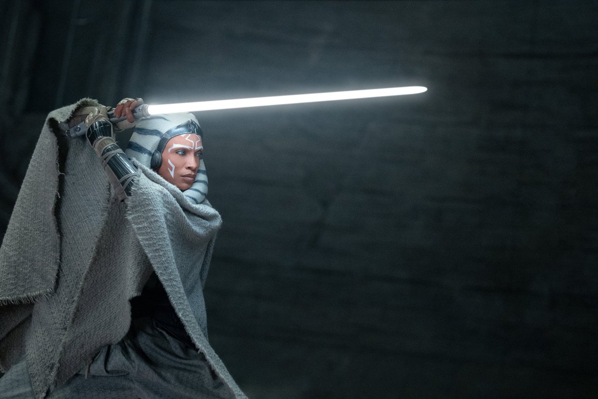 ovicio's tweet photo. 📸 Ahsoka Tano (Rosario Dawson) enfrenta ameaça desconhecida em nova imagem oficial da 2ª temporada de AHSOKA.

Série de Star Wars retorna em 20 de janeiro de 2027 no Disney+. 

(via @Variety)