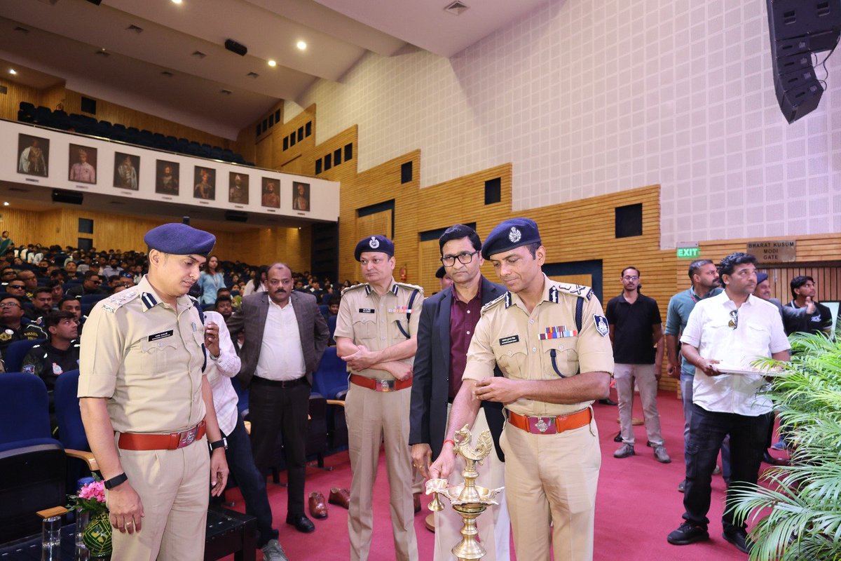 CP_INDORE's tweet photo. राष्ट्रीय एकता का संदेश व नशामुक्त भारत का संकल्प लेकर इंदौर पहुंची राष्ट्रीय बाइक रैली का इंदौर पुलिस ने किया स्वागत।
14 राज्यों के बाइक राइडर्स के साथ इंदौर पुलिस ने भी दिया, राष्ट्रीय एकता के साथ ‘Fight Against Drugs’ का संदेश। https://t.co/7MDZxCGtFY
