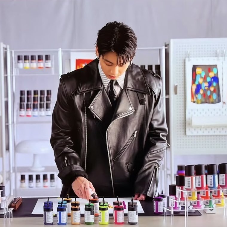 ggukkism_'s tweet photo. painter jungkook is slowly coming back to us 🤭 https://t.co/DxXsJ135ZZ