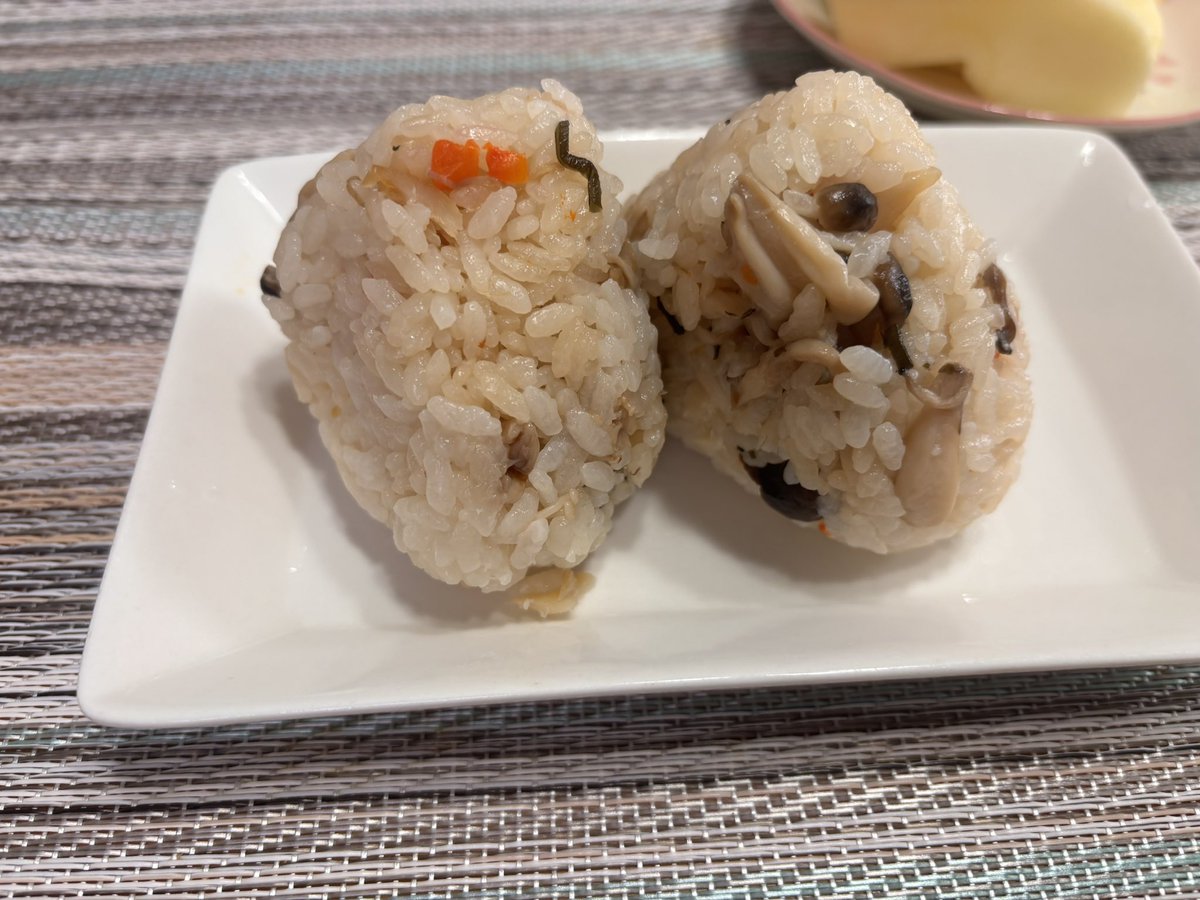 chee_108383's tweet photo. 炊き込みおにぎり🍙
キンメのはしっこ混ぜて炊いたら
幸せな香りがしました〜🐟
隠し味程度♡

#今日のひとにぎり
#OnigiriAction https://t.co/JiMWtKbQd4