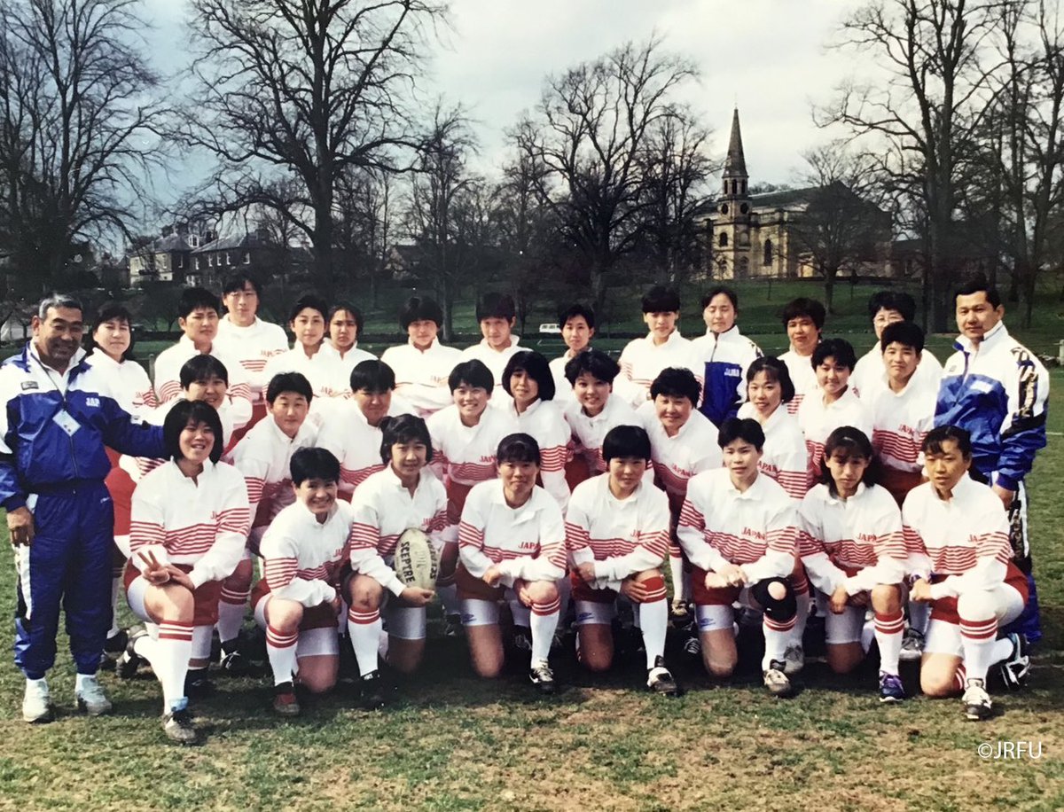 rugbyworldcupjp's tweet photo. 日本代表でも、胸に桜をつけることができなかったあの頃。

女性がラグビーをしていると言うと、驚かれたあの頃。

それでも私たちは、世界で戦うと胸を張り、
#RWC1991 に出場した女子日本代表。

#RWC1991 初戦のフランス戦は、
女子日本代表にとって、初めてのテストマッチだった。

道を切り拓き、受け継がれてきた想い。

そして明日。

女子日本代表は、テストマッチ100試合目を迎える🇯🇵🌸

これまで歴史を繋いできたすべての人たちへ。
そして、これからも歴史を刻み続けるサクラフィフティーンへ。

みなさんの想いやエールをぜひコメント欄へお願いします📣❤️‍🔥

#サクラフィフティーン