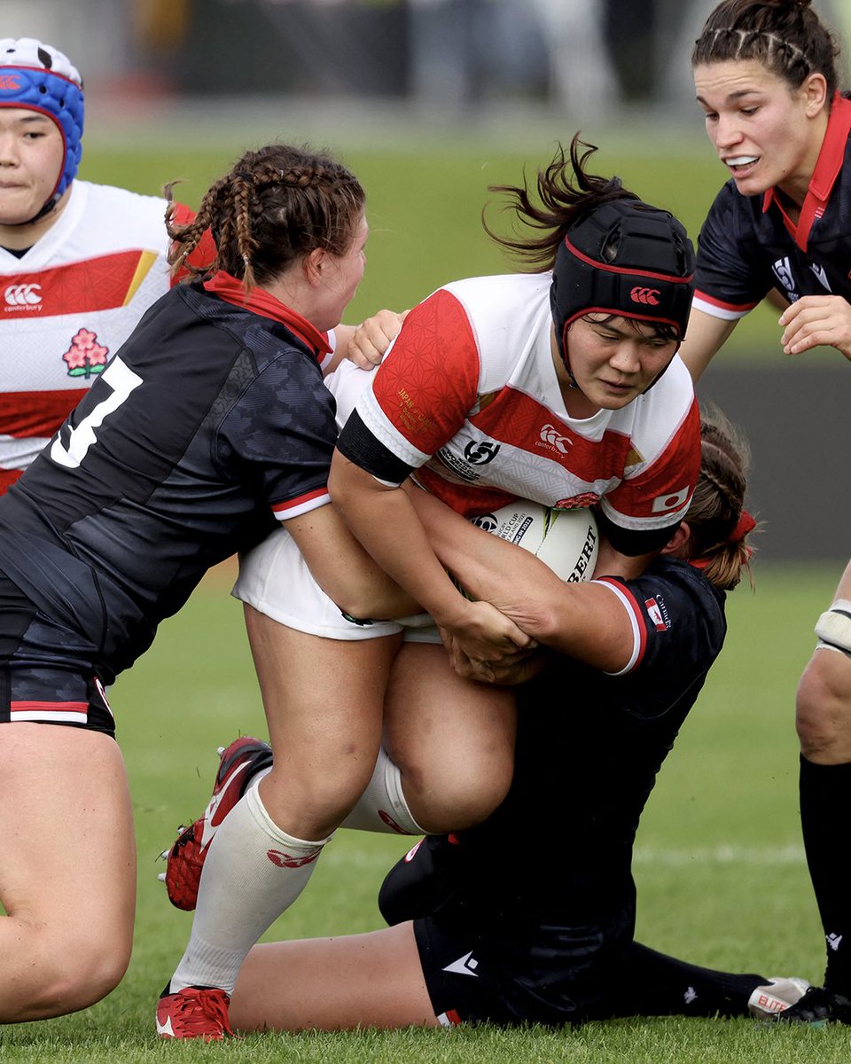 rugbyworldcupjp's tweet photo. 日本代表でも、胸に桜をつけることができなかったあの頃。

女性がラグビーをしていると言うと、驚かれたあの頃。

それでも私たちは、世界で戦うと胸を張り、
#RWC1991 に出場した女子日本代表。

#RWC1991 初戦のフランス戦は、
女子日本代表にとって、初めてのテストマッチだった。

道を切り拓き、受け継がれてきた想い。

そして明日。

女子日本代表は、テストマッチ100試合目を迎える🇯🇵🌸

これまで歴史を繋いできたすべての人たちへ。
そして、これからも歴史を刻み続けるサクラフィフティーンへ。

みなさんの想いやエールをぜひコメント欄へお願いします📣❤️‍🔥

#サクラフィフティーン