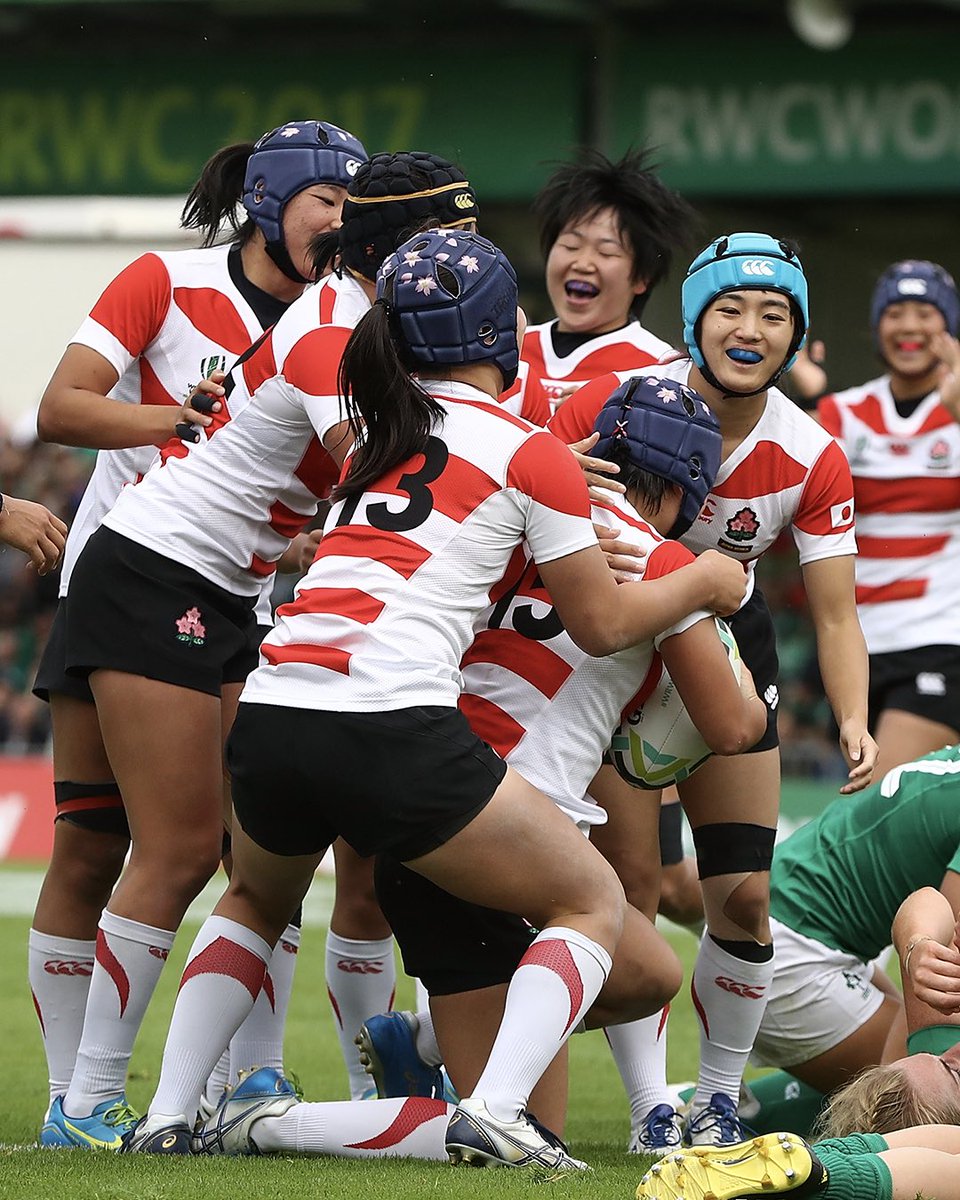 rugbyworldcupjp's tweet photo. 日本代表でも、胸に桜をつけることができなかったあの頃。

女性がラグビーをしていると言うと、驚かれたあの頃。

それでも私たちは、世界で戦うと胸を張り、
#RWC1991 に出場した女子日本代表。

#RWC1991 初戦のフランス戦は、
女子日本代表にとって、初めてのテストマッチだった。

道を切り拓き、受け継がれてきた想い。

そして明日。

女子日本代表は、テストマッチ100試合目を迎える🇯🇵🌸

これまで歴史を繋いできたすべての人たちへ。
そして、これからも歴史を刻み続けるサクラフィフティーンへ。

みなさんの想いやエールをぜひコメント欄へお願いします📣❤️‍🔥

#サクラフィフティーン