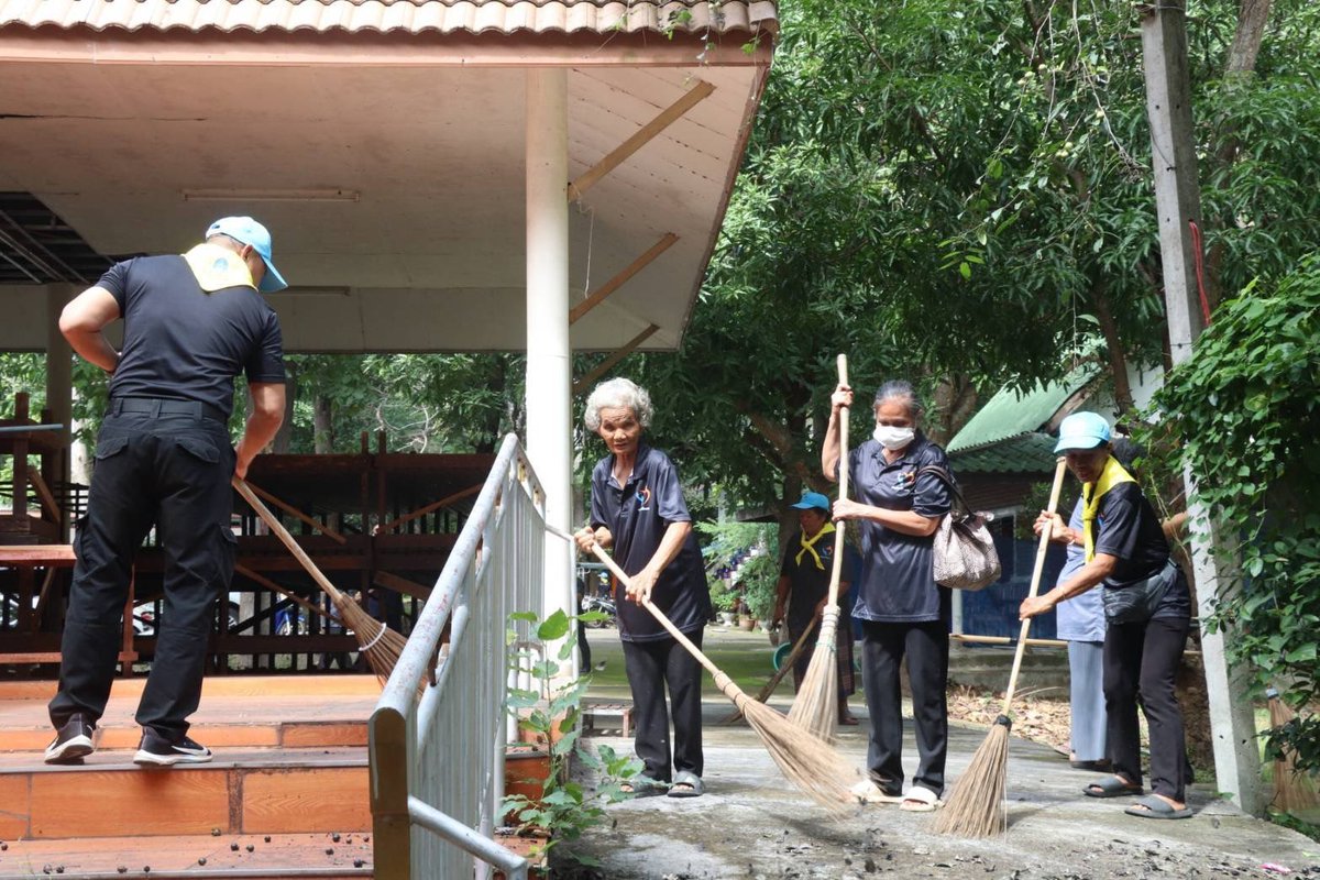 RTARF_PR's tweet photo. เมื่อวันพฤหัสบดีที่ 22 ตุลาคม พ.ศ. 2569 กองทัพไทย โดย สำนักงานพัฒนาภาค 5 หน่วยบัญชาการทหารพัฒนา จัดจิตอาสา 904 พร้อมจิตอาสาของหน่วย ทำความสะอาด เก็บกวาดเศษขยะ เศษใบไม้ กิ่งไม้ และปรับปรุงภูมิทัศน์บริเวณศาสนสถาน เพื่อให้เกิดความสะอาด สวยงาม เป็นระเบียบเรียบร้อย เนื่องในวันนวมินทรมหาราช ณ วัดป่าปอแดง ตำบลภูหลวง อำเภอปักธงชัย จังหวัดนครราชสีมา

#oneteamทัพไทย
#จิตอาสา
#จิตอาสาพระราชทาน
#นทพ
#กองทัพไทย