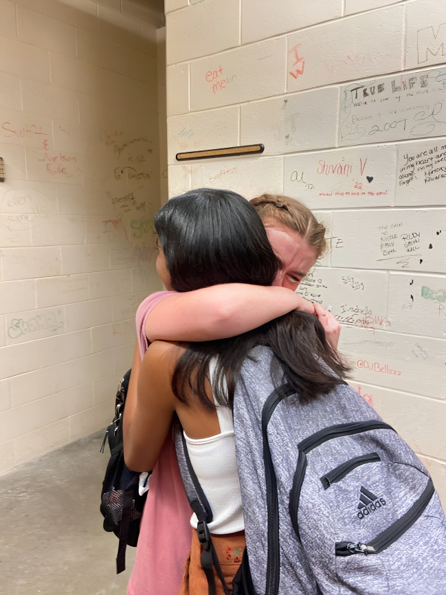 Glamour_web9's tweet photo. A Little Girl Saved a Seat for Her Best Friend Every Day… Even After He Moved Away. 🥹❤️

Every morning, 8-year-old Lily placed two lunchboxes on the school table.

One was hers. The other belonged to her best friend, Noah.

But Noah had moved to another city six months earlier.

Her classmates laughed and asked, “Why do you keep saving a seat for someone who isn't coming back?”

Lily simply replied, “Because he promised we'd always eat lunch together.”

One Friday, her teacher noticed Lily staring at the classroom door.

Then suddenly, someone knocked.

It was Noah.

His family had returned, and his parents had arranged a surprise visit to his old school.

The moment Lily saw him, she ran across the classroom and hugged him so tightly that neither of them could stop crying.

Noah looked at the empty seat beside her and whispered, “You really waited for me?”

Lily smiled through her tears.

“I told you I'd save your seat.”

That day, nobody laughed at Lily.

Instead, everyone learned something beautiful: real friendship doesn't always need daily conversations. Sometimes, it simply needs someone who refuses to forget you. ❤️

Tell me honestly: Do you still have a friend you'd welcome back with open arms, no matter how many years have passed? 🥹