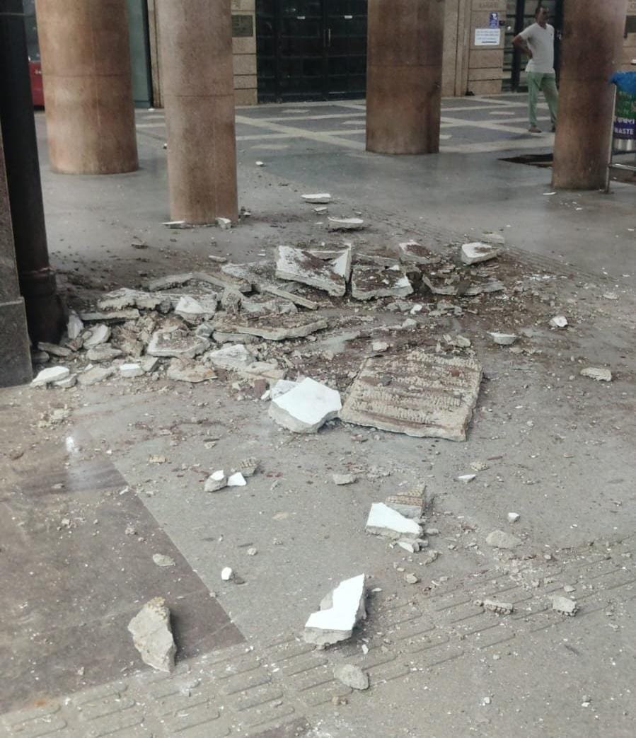 rajtoday's tweet photo. Ceiling part collapses at Mumbai CSMT's outstation train terminus, two passengers injured. Is it shoddy work by RLDA that is leading to this? Dear Minister @AshwiniVaishnaw - The Rail Land Development Authority (RLDA) in Mumbai is doing more damage than development. There have been multiple such instances. Need to keep a check on them.

The note- Collapse of Ceiling Portion near Booking Hall Entrance at CSMT on 22.10.2026. RLDA work was being carried out.
At approximately 10:05pm on 22.10.2026, a portion of the ceiling near the Booking Hall entrance at Chhatrapati Shivaji Maharaj Terminus (CSMT) collapsed, resulting in injuries to two passengers.

The affected ceiling portion pertains to RLDA (Rail Land Development Authority) work.

The injured passengers, whose details are as follows:

1. Shri Vinayak Balu Hatkar (28 years): Sustained a 3–4 cm lacerated wound over the right parietal region of the scalp, which had been sutured.

2. Shri Ayan Naushad Matwankar (24 years): Sustained a lacerated wound over the left upper eyelid, abrasions over the right scapular region and neck, and pain and swelling in the right ankle.

Both passengers were undergoing treatment in the Casualty Department of St. George’s Hospital. Further investigations and clinical assessments were being carried out by the treating hospital team.