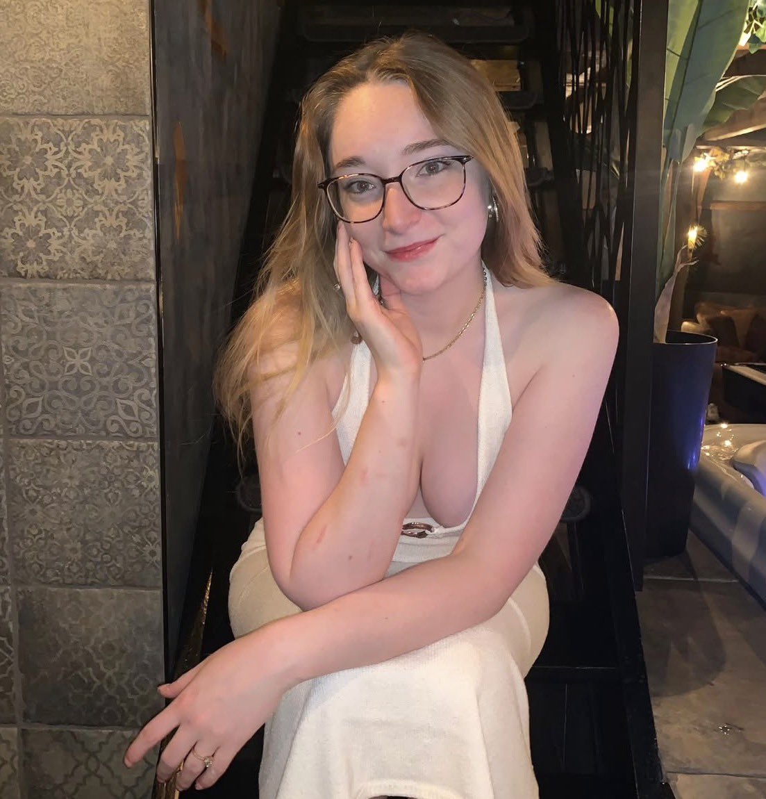 Coprn016_'s tweet photo. Tellement bon de rappeler à quel point la sous cotée Manonolita est sexy 😍🤯 https://t.co/yJZyPb7DVa
