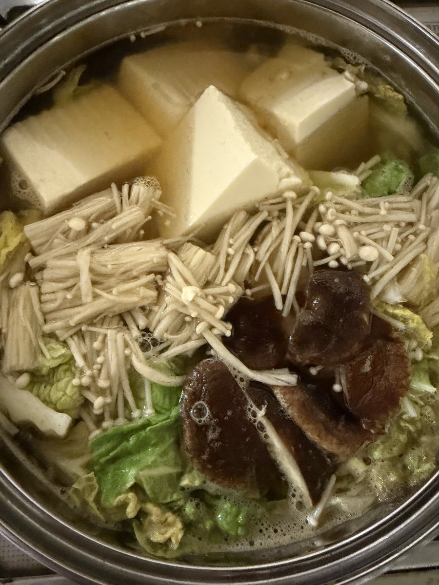 1121_poteto_toy's tweet photo. 今日は肌寒かったのできのこと豆腐の柚子胡椒鍋🫶
ゆず胡椒好きすぎてどれでも入れがち🍲 https://t.co/2rKpndgEC2