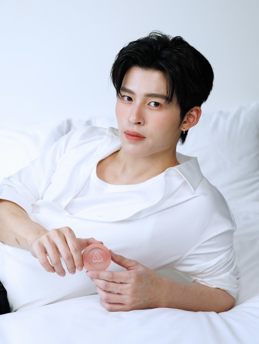 ppnaravit_home's tweet photo. IG :  @ppnaravit

Are you blushing?

3CE Mono Pink blush, the only blush I love

#ppnaravit #PONDx3CE #FACEBLUSH #บลัชแก้มฟุ้ง #3CETH
@3cethailand_offcial https://t.co/WWNbC838nb