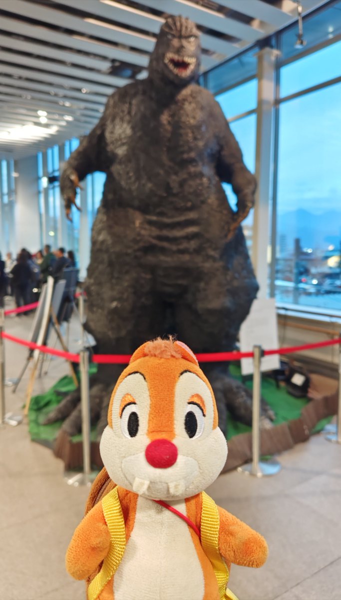 harapekodale's tweet photo. 🐿️🔴「ゴジラがおそってくるかもしれないから、はやくしゃしんとって‼️‼️」
映画ゴジラの山崎貴監督が松本市出身とのことで、松本駅にゴジラがいました。

隊長、そのゴジラさんは動かないから大丈夫だよ😊 https://t.co/uu7BIIs206