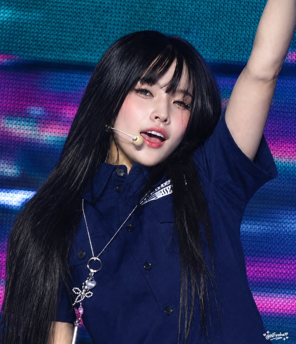 NFiRoha's tweet photo. iroha could be at the VERY edge of the stage and your eyes would still find her. THAT'S stage presence.🩵

#IROHA #이로하 #イロハ #ILLIT #아일릿 https://t.co/HbiA8cobKE