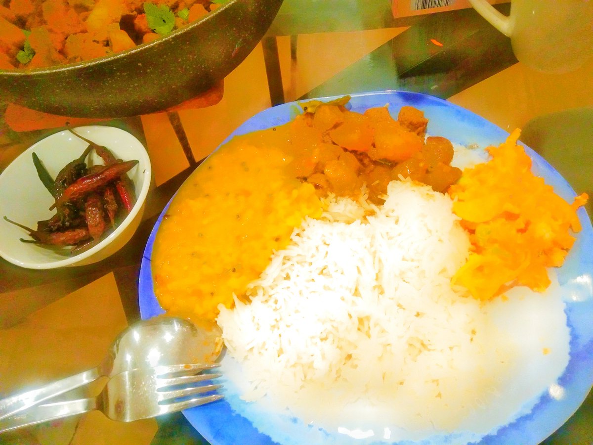 BatangGue036p's tweet photo. basmati,dal,sambal and soy on one plate fried curd chili on the side

kain tayo😋 https://t.co/Mgm1zsLG7l