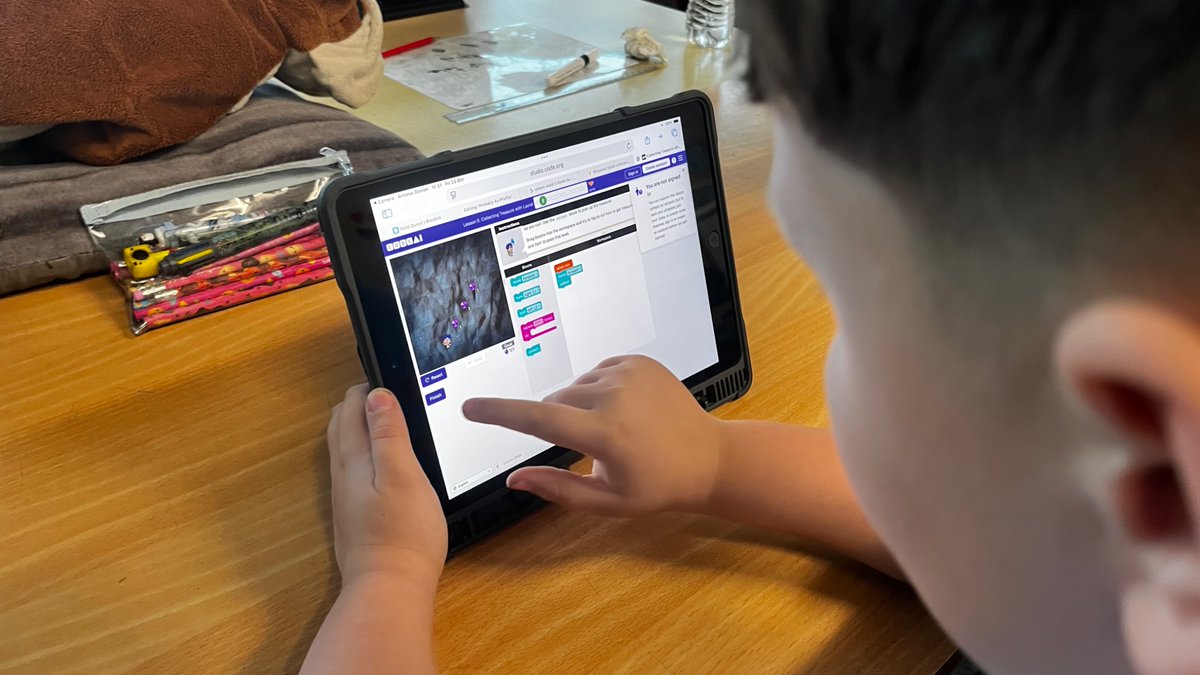 StBernardsPS's tweet photo. 💎💻 P4a enjoyed coding with Laurel on https://t.co/Ye6Mrep2ks for #CodeWeek2026! Pupils used sequencing and problem-solving skills to programme Laurel’s movements, collect gems and debug their code along the way! 🚀 @CodeWeekEU @DL_for_All https://t.co/wybVmS1i0D