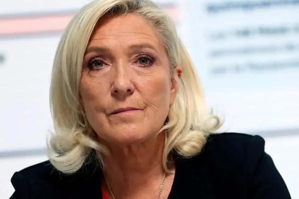lafenetrenews's tweet photo. #OpinionWay donne #LePen à 36 %, Mélenchon à 16 %, Glucksmann à 13 % et Philippe à 12 %. Dans le duel Le Pen-Mélenchon, 33 % des répondants n’expriment aucune intention de vote. À côté des scores, il y a aussi ce tiers sans choix exprimé. https://t.co/jMqG9hxill