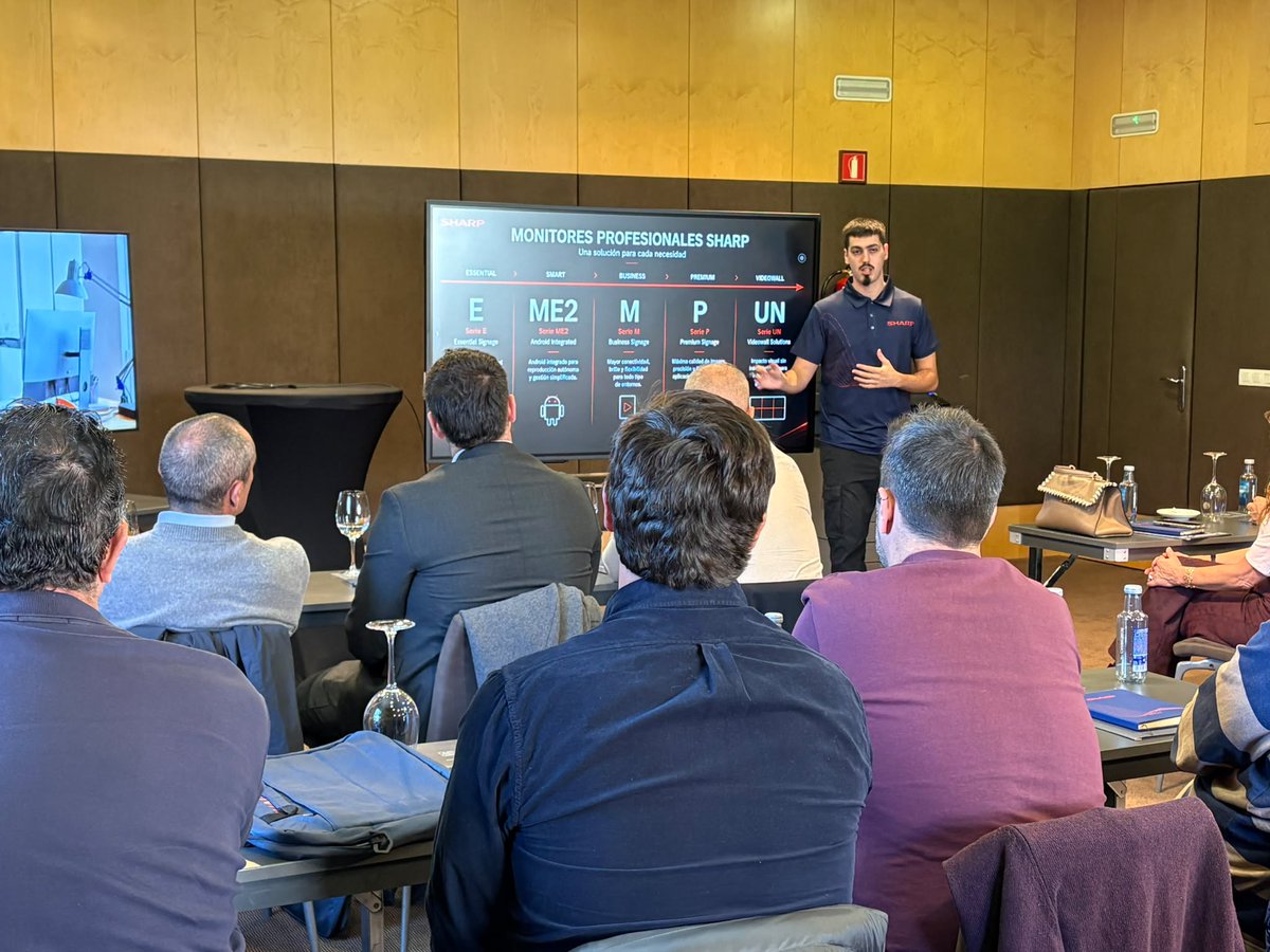 Sharp_ES's tweet photo. 🖥️ Así fue nuestra jornada de formación en Valladolid.
Ayer compartimos con 15 distribuidores de la zona norte las novedades de #Sharp Visual Solutions, la nueva serie interactiva PN-LB3 y nuestras soluciones #Synappx.
🤝 #Tecnología, formación y nuevas oportunidades de negocio. https://t.co/Pb6j9EQidh