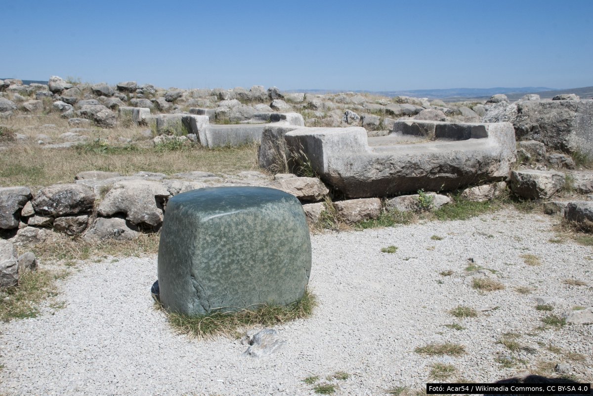FoMaHun's tweet photo. In Hattuša, the Hittite capital, this dark green cube stands in one of the rooms of the Great Temple. Roughly seventy centimetres on a side, about a tonne.

The material is serpentinite or nephrite. Either–or. Isn't that great? But at least the excavation director says it's a local stone. Local stone — just that nobody can point to the exact source. Makes sense!

What was it for? We can answer that without thinking: it had a religious role, no doubt about it. What DIDN'T have a religious role back then?

The nicest part: in the period they point to (the Hittite empire), if it was already here, the Hittites wouldn't have known about it — it sits a metre below the threshold level, i.e. underground.

A beautiful, smoothly polished green cube. Material, date, function: question mark.

But at least it's local. 🤷‍♂️