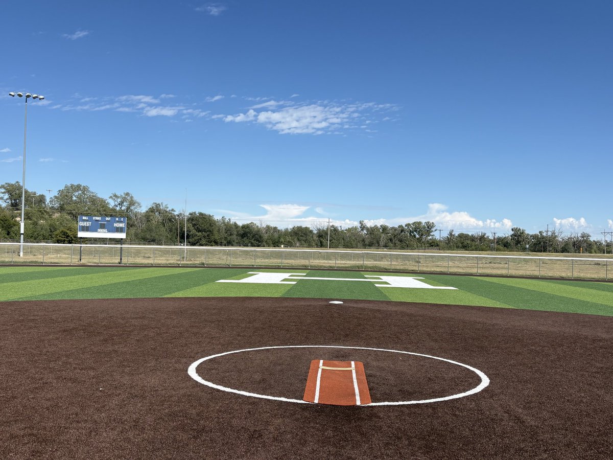 CMMarshall8688's tweet photo. Hutchinson, KS. Home of the Blue Dragons, Salthawks, Fun Valley Sports Complex, and more terrific turf projects by @MMTHBuilt There isn’t a better playing surface anywhere! https://t.co/y0JiXjhOAX