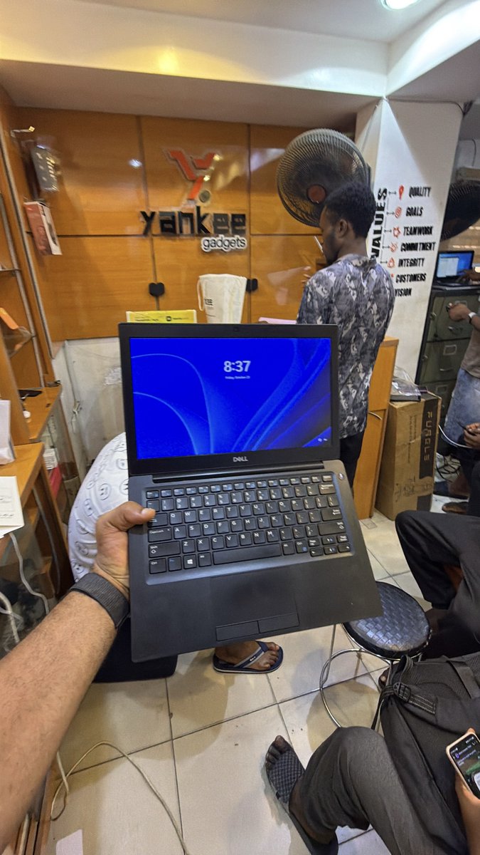 yankeeplug_'s tweet photo. I also sell Windows pc https://t.co/KmklbBlhMq