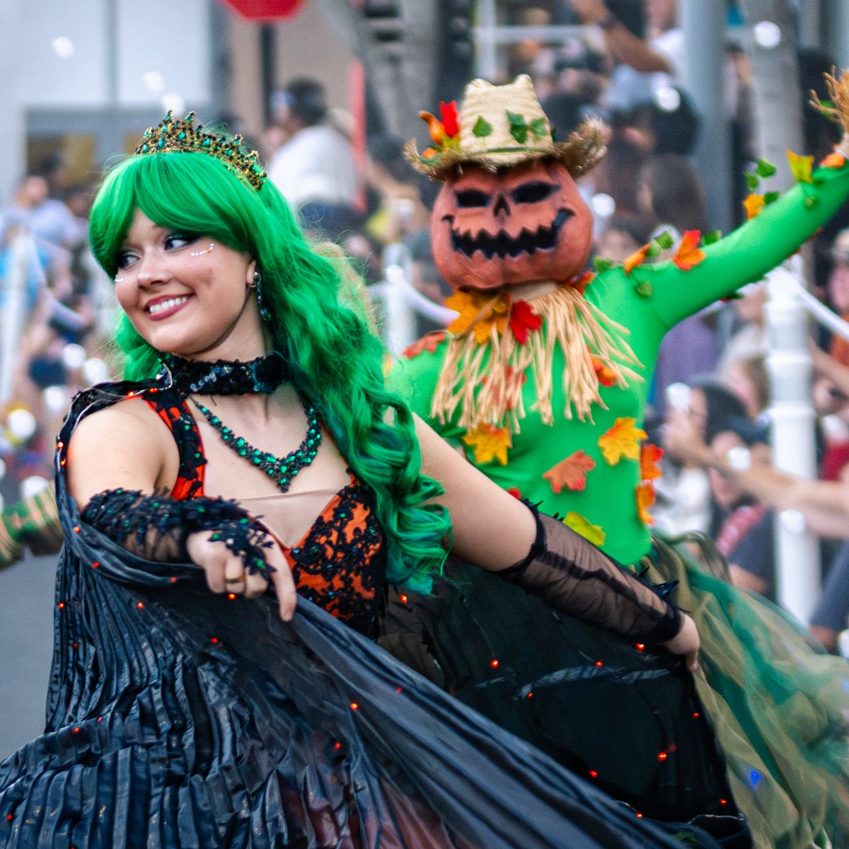 DTSummerlin's tweet photo. One last weekend of mischief! 👻🎃 Catch Parade of Mischief tonight and tomorrow night at 6 p.m. along Park Centre Drive for spooky floats, lively performances and Halloween fun for the whole family, presented by Universal Horror Unleashed. See you there! 🧡 https://t.co/ciUlGnwhrv