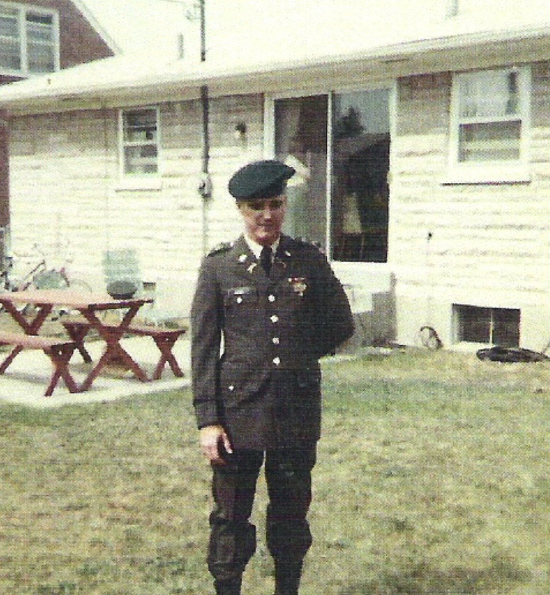 KoreyG80's tweet photo. Tennessee Army Infantry Commander First Lieutenant Raymond Gordon Clark was killed in action on October 23, 1968 in Kien Hoa Province, South Vietnam. 
A Company, 60th Infantry, 9th Infantry Division. Remember Raymond today. #American Hero.🇺🇸 Forever 21 https://t.co/jDlCr8GKmZ
