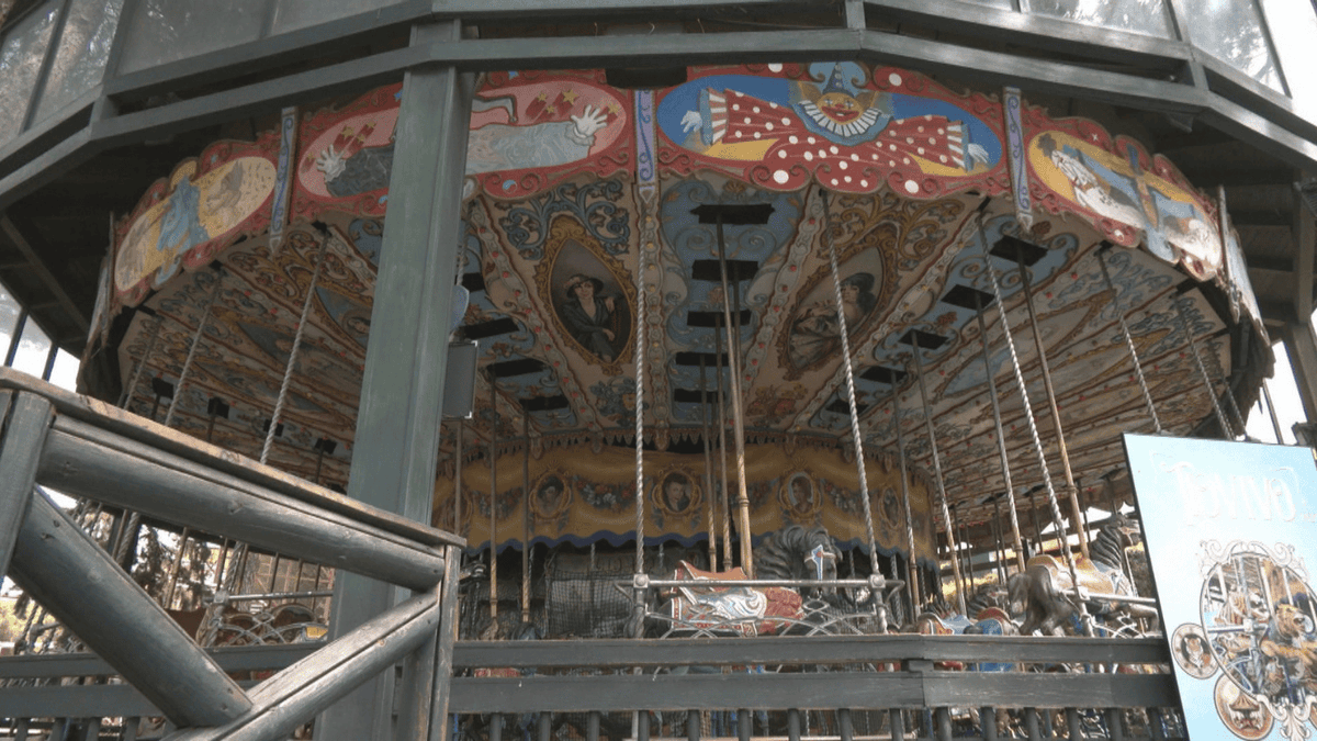 MadridDirecto's tweet photo. 🎠El tiovivo más antiguo del Parque de Atracciones de Madrid está a punto de cumplir 100 años de historia. Una joya artesanal, con figuras y pinturas talladas y pintadas a mano, que el parque conserva con especial mimo👇#MD2625 @aleix_poblet @telemadrid
https://t.co/7SthKpm0ok https://t.co/Z8wvbjaIOb