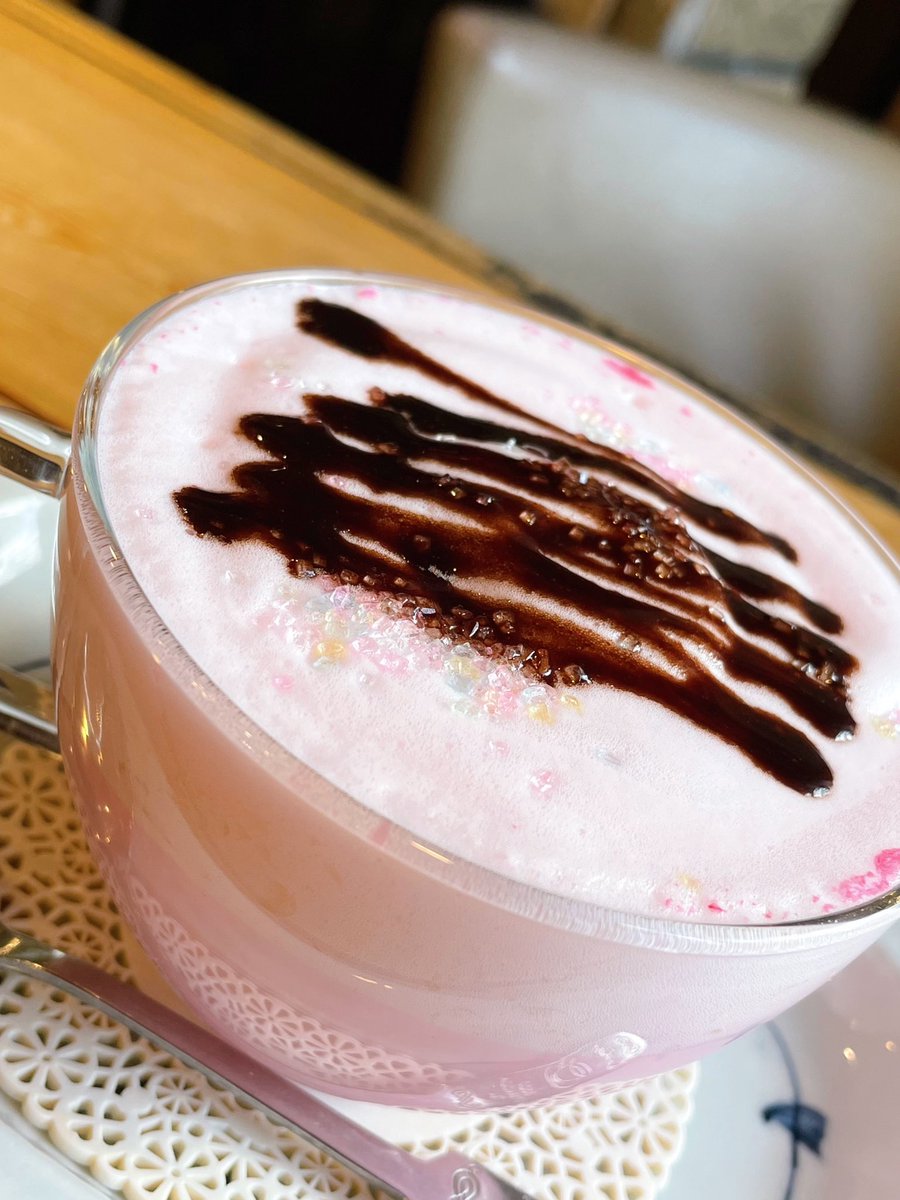 tearoom2jica's tweet photo. 【11/10からご提供開始 #ときこすコラボメニュー 】
＊キラキラいちごチョコミルク（HOT）
¥600
ときこすカラーのふわふわいちごミルクにチョコソースとキラキラシュガーをトッピングした、デザートのようなあま〜いドリンクです💖 #ときこす イメージキャラひなちゃんのかわいいコースター付き🫶 https://t.co/i72UmVvDIv