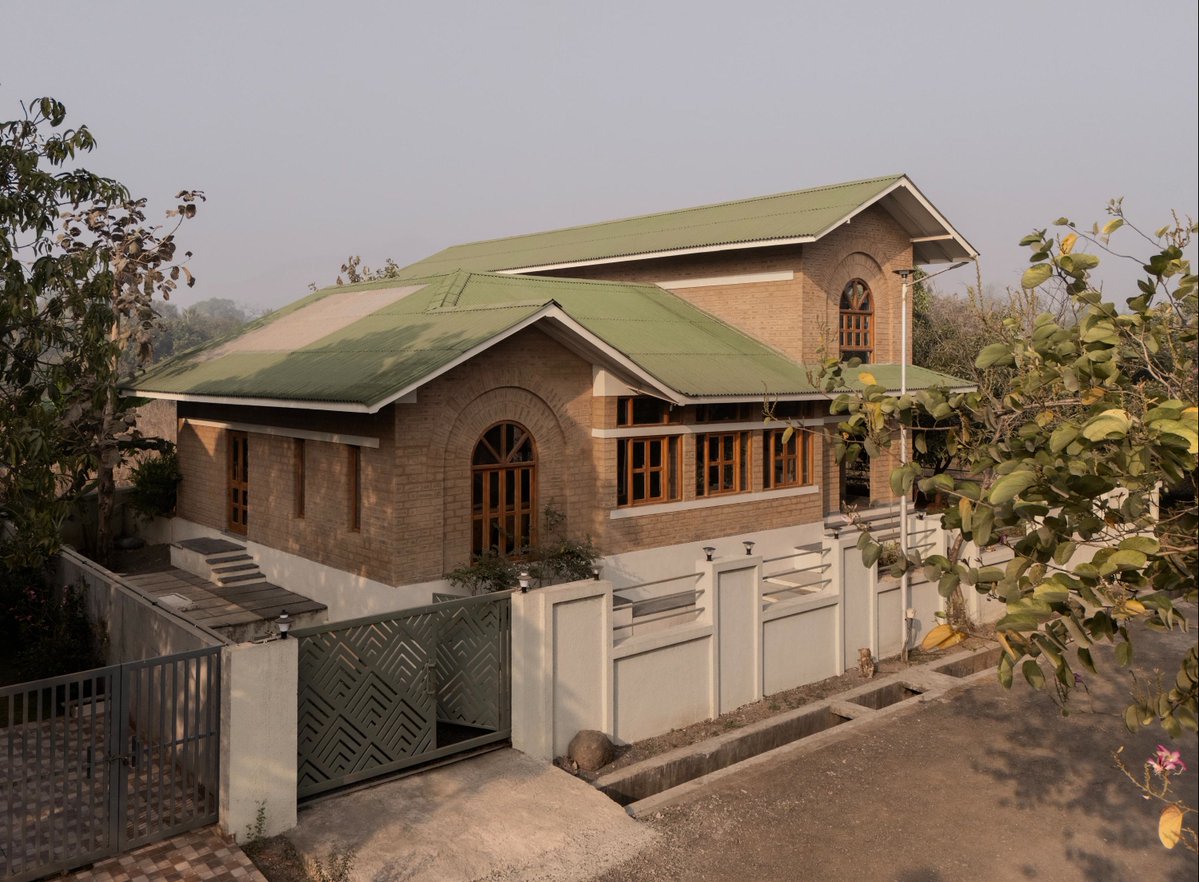 archinterind's tweet photo. Wander through this courtyard-centric retreat in Maharashtra where time is measured in sunlight

In Manor, Sanket Chavan and Shekhar Borhade have shaped a residence that privileges natural materials, local craft and a central courtyard over excess. 

https://t.co/v4msM34wB6 https://t.co/LRxPFyZZRe