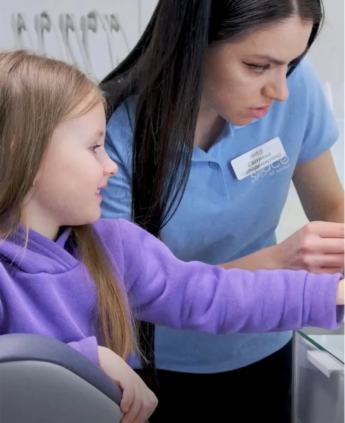 bobmackin's tweet photo. On the last day of the @BCNDP campaign, a @dave_eby social media video includes a purported clip of a nurse in British Columbia.
It is stock footage of a dental hygienist shot in Ukraine. 
Not in British Columbia. Not in Canada. But in Ukraine. #bcpoli https://t.co/HZCmNWDNI6