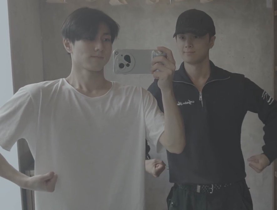 dkahsem____'s tweet photo. 📍하츠하우스
서울 성동구 송정6길 8 2층

양정원과 박종성이
하트팬케이크, 군고구마크림브륄레, 군옥수수아이스
를 모두 먹은 그 카페 정보 ^^
23살 25살 성인남성 두 명 취향 진짜 웃겨죽겟네 …… https://t.co/nR2rIMTdH8