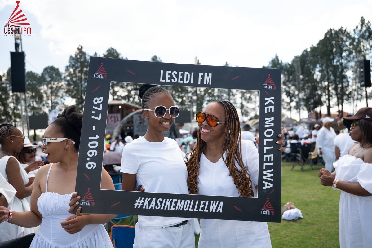 LesediFM's tweet photo. 🔥 Dipelo di ne di tletse thabo, mantswe a thoriso a phahame, me sepakapaka se ne se tshwana le sa lehodimo! 🤍✨ 
#AllWhiteTotalPraiseAndWorship le Lebo Sekgobela, mehopolo ya letsatsi leo e tla dula le rona ka ho sa feleng. 🙌🏽🎶🤍

#LesediFM https://t.co/J7eJ86QqZG