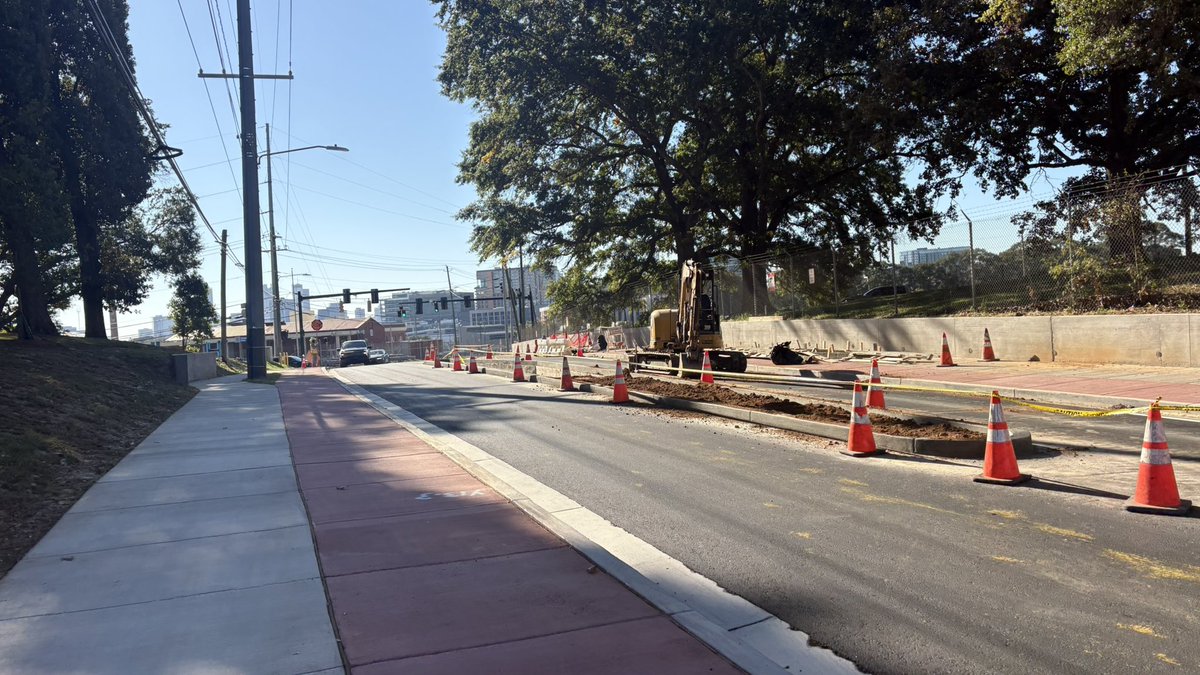 philip_atlanta's tweet photo. Atlanta Howell Mill Complete Street is getting a median for the southbound turn lane on to 17th St. The road south of 17th St has preparations for another median. They have not yet paved the Howell Mill sidewalk at the crossing over to 17th St which will hopefully improve safety. https://t.co/6E5bU8DwJm