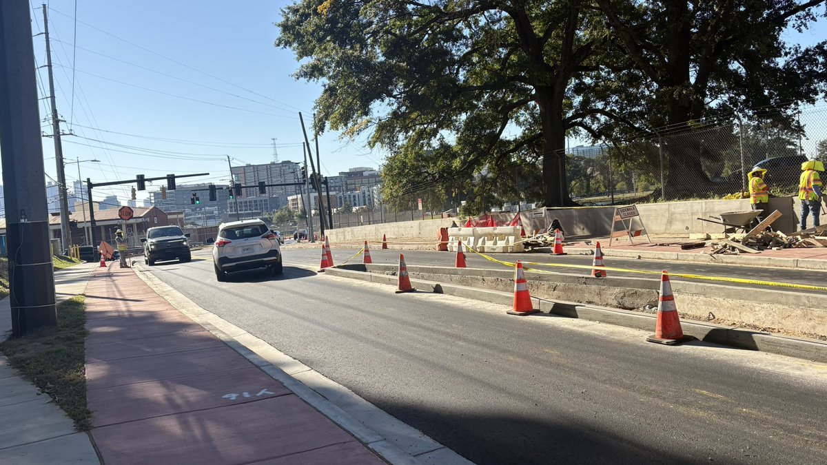 philip_atlanta's tweet photo. Atlanta Howell Mill Complete Street is getting a median for the southbound turn lane on to 17th St. The road south of 17th St has preparations for another median. They have not yet paved the Howell Mill sidewalk at the crossing over to 17th St which will hopefully improve safety. https://t.co/6E5bU8DwJm