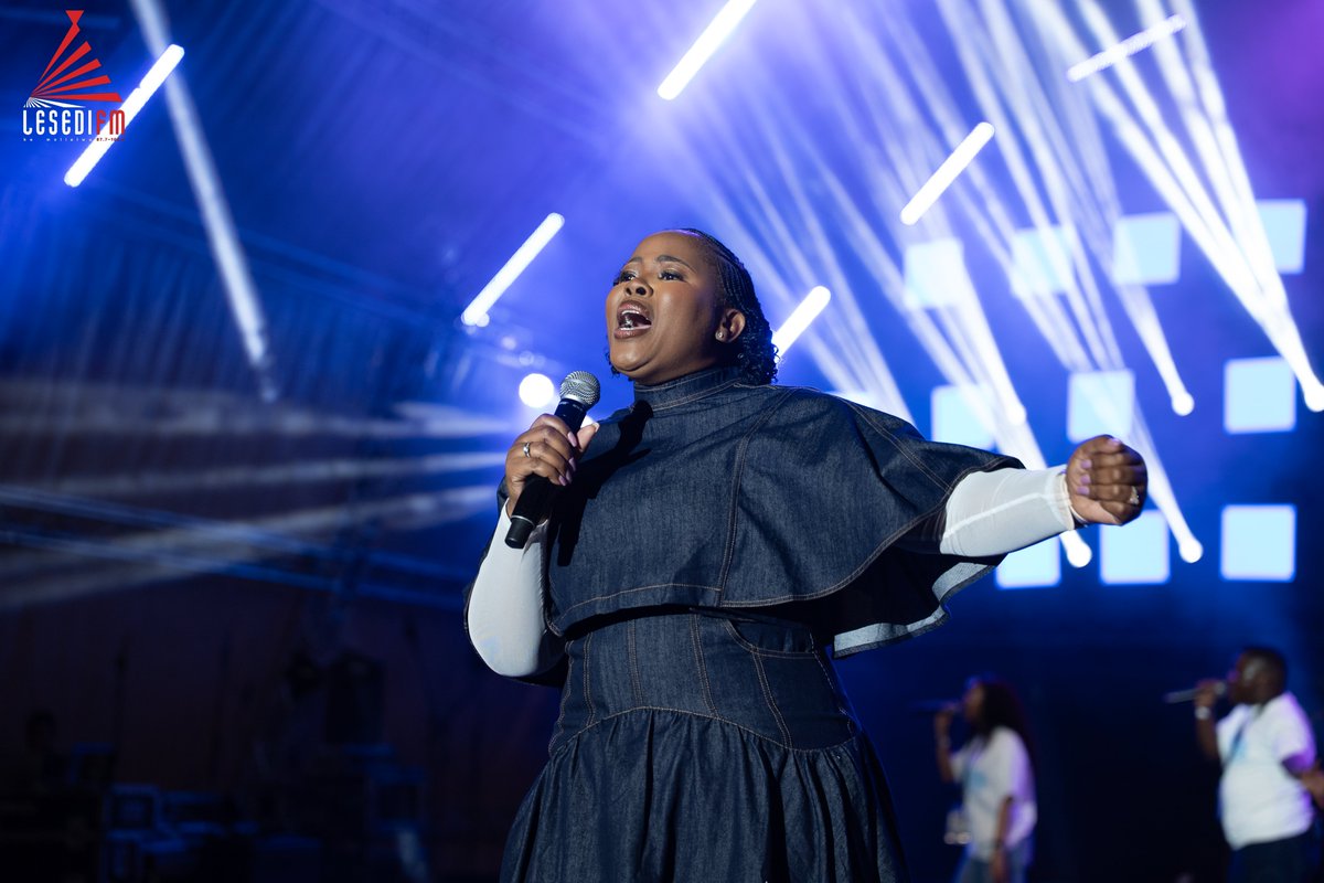LesediFM's tweet photo. 🔥 Dipelo di ne di tletse thabo, mantswe a thoriso a phahame, me sepakapaka se ne se tshwana le sa lehodimo! 🤍✨ 
#AllWhiteTotalPraiseAndWorship le Lebo Sekgobela, mehopolo ya letsatsi leo e tla dula le rona ka ho sa feleng. 🙌🏽🎶🤍

#LesediFM https://t.co/rAtSiDhKiL